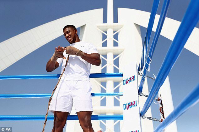 Boxer Anthony Joshua trénoval na střeše luxusního mrakodrapu v Dubaji.