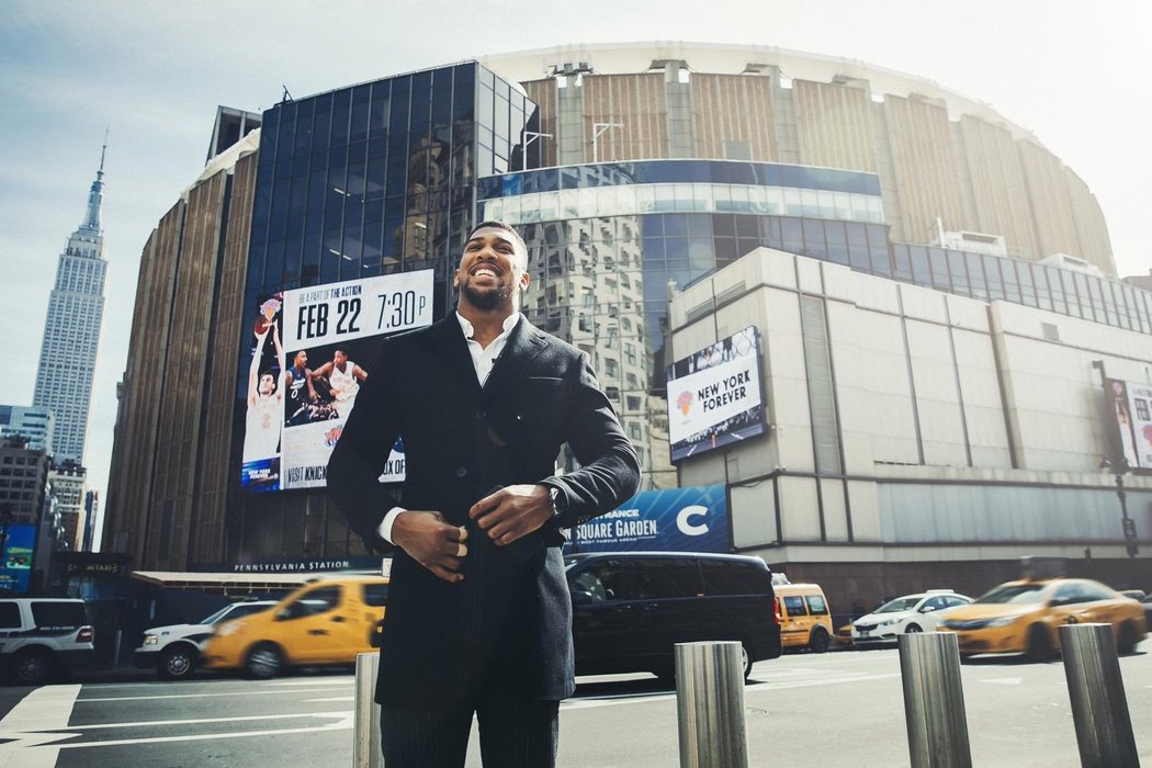 Anthony Joshua před slavnou americkou halou Madison Square Garden