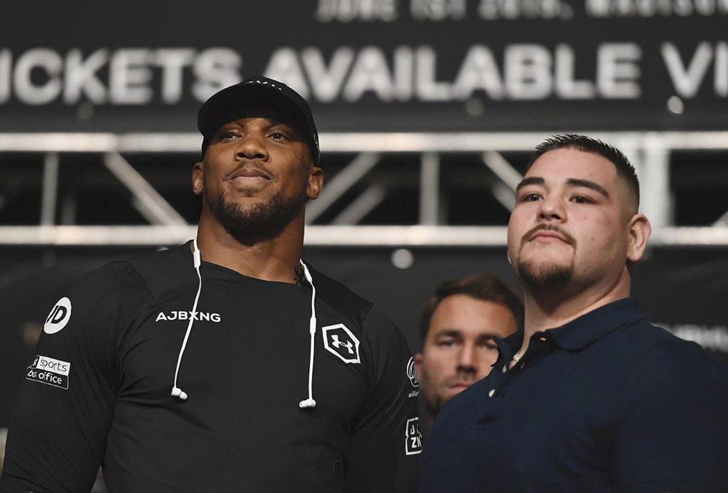 Anthony Joshua se soupeřem Andym Ruizem Jr.