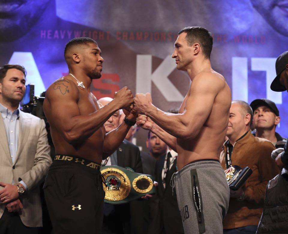 Anthony Joshua a Vladimir Kličko na předzápasovém vážení