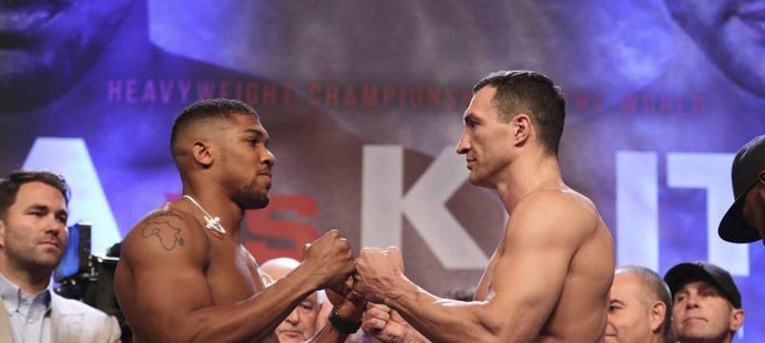 Anthony Joshua a Vladimir Kličko na předzápasovém vážení