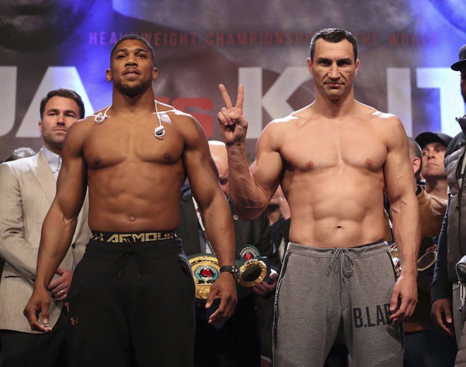 Anthony Joshua a Vladimir Kličko na vážení před velikým duelem