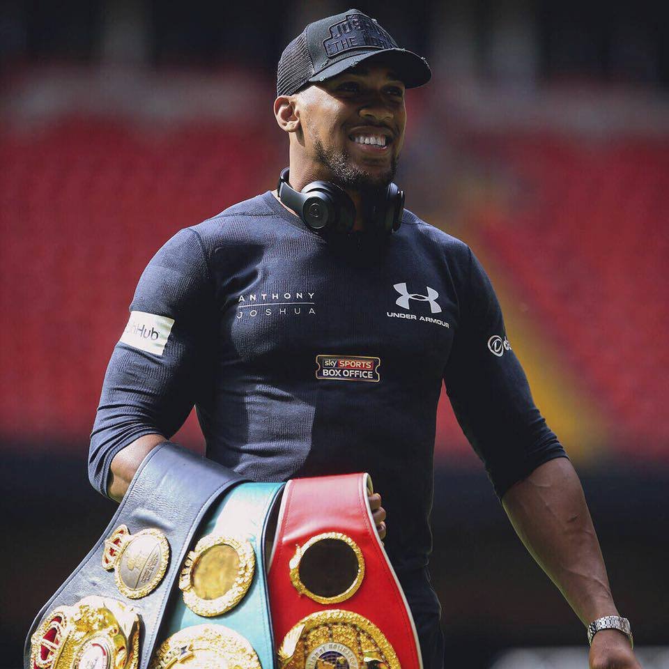 Anthony Joshua je hrdým majitelem tří významných světových boxerských titulů