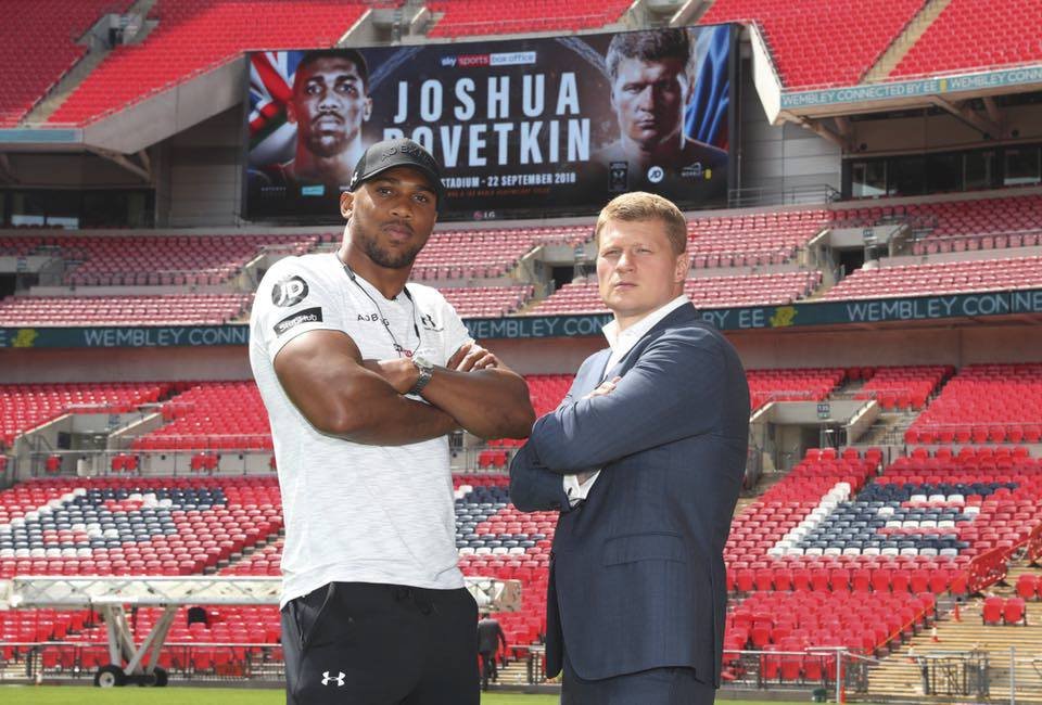 Anthony Joshua se svým příštím soupeřem Alexandrem Povětkinem