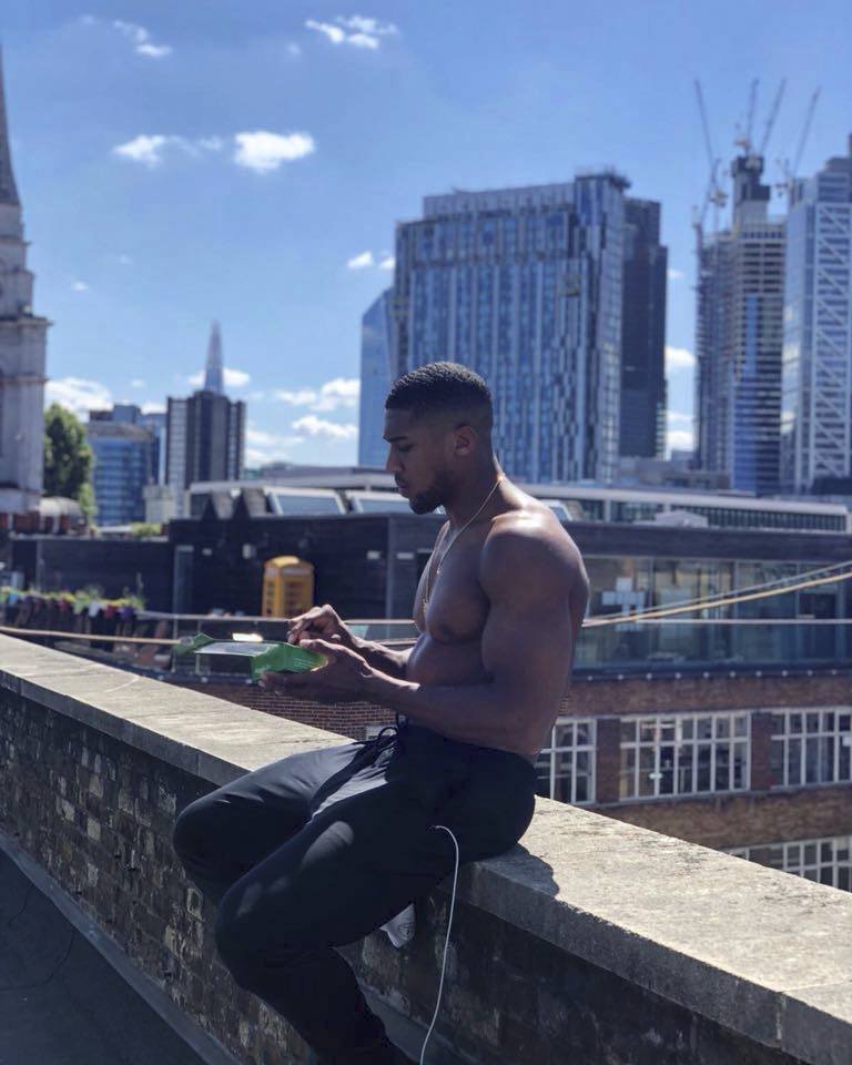 Anthony Joshua během odpočinku