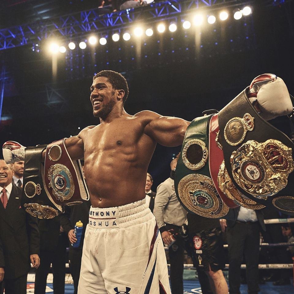 Anthony Joshua je mezi boxery největším sběratelem světových titulů.