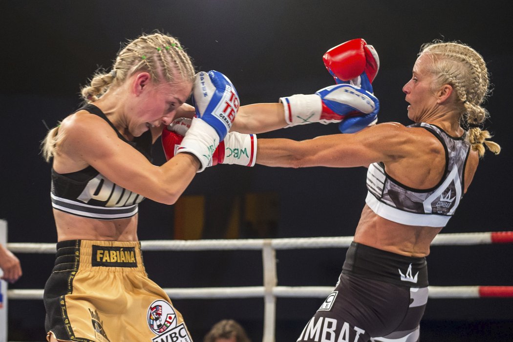 Česká boxerka Fabiána Bytyqi zvítězila nad Denise Castleovou z Velké Británie v utkání o titul mistryně světa organizace WBC v Ústí nad Labem