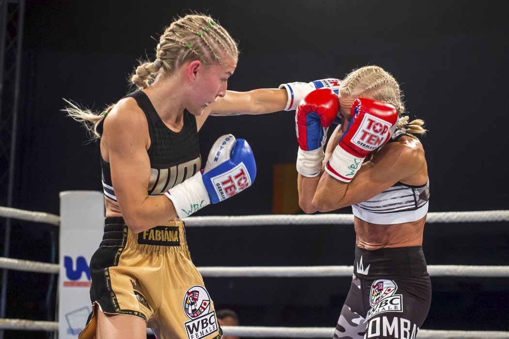 Česká boxerka Fabiána Bytyqi zvítězila nad Denise Castleovou z Velké Británie v utkání o titul mistryně světa organizace WBC v Ústí nad Labem
