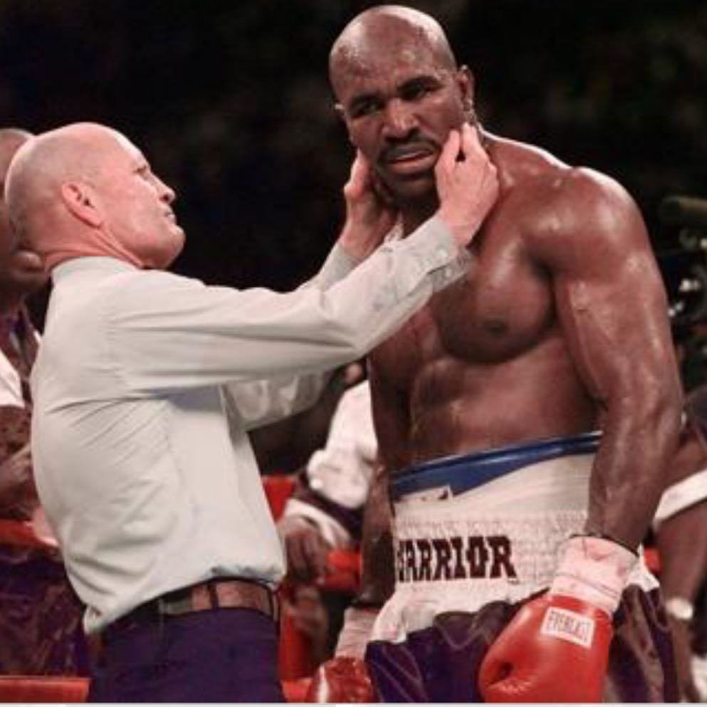 Evander Holyfield poté, co mu Mike Tyson v zápase ukousl kus ucha