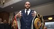 Tyson Fury se chlubí mistrovskými pásy po návratu do Velké Británie