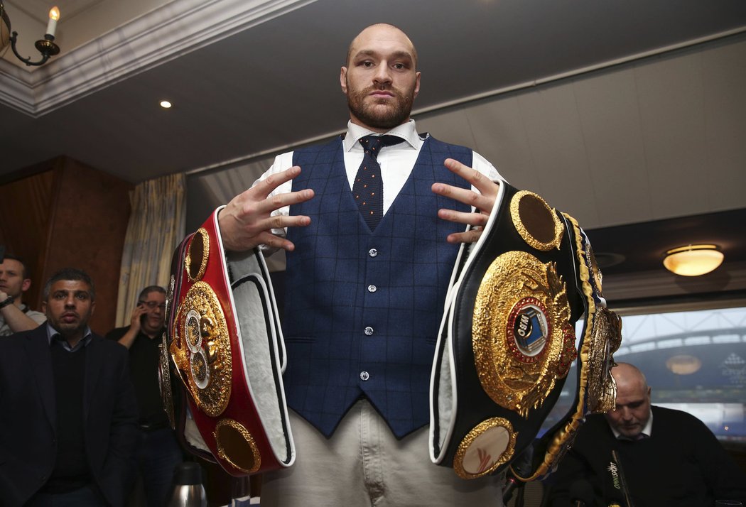 Tyson Fury se chlubí mistrovskými pásy po návratu do Velké Británie