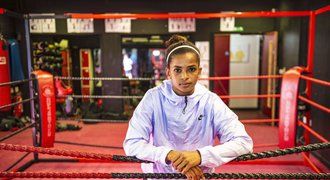 Muslimská boxerka z titulní strany: před rodinou musela tajit, co dělá!