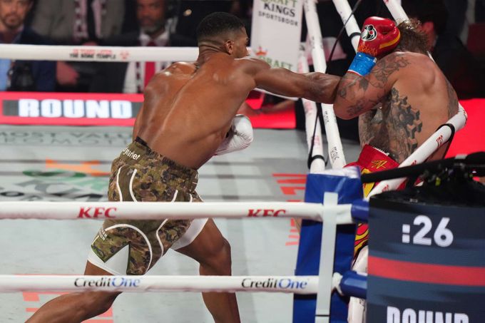 Paul vs. Joshua: infuencer v Miami padl KO, ale favoritovi utíkal až do 6. kola Paul vs. Joshua: infuencer v Miami padl KO, ale favoritovi utíkal až do 6. kola