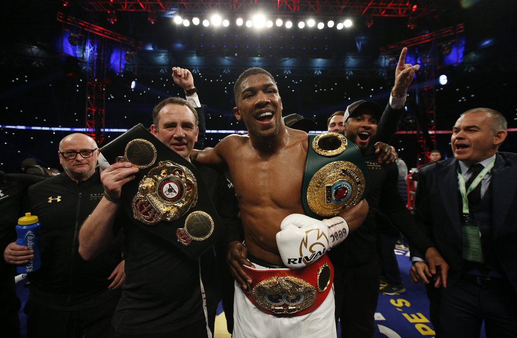 Anthony Joshua slaví životní úspěch