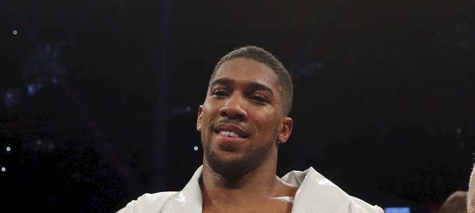 Anthony Joshua se svými mistrovskými pásy