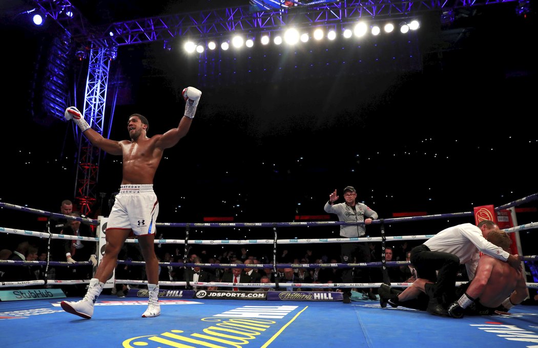 Anthony Joshua dal ruce nad hlavu už v sedmém kole