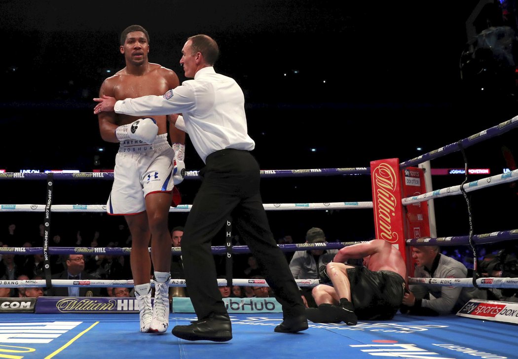 Alexandr Povětkin na zemi, Anthony Joshua mohl slavit vítězství