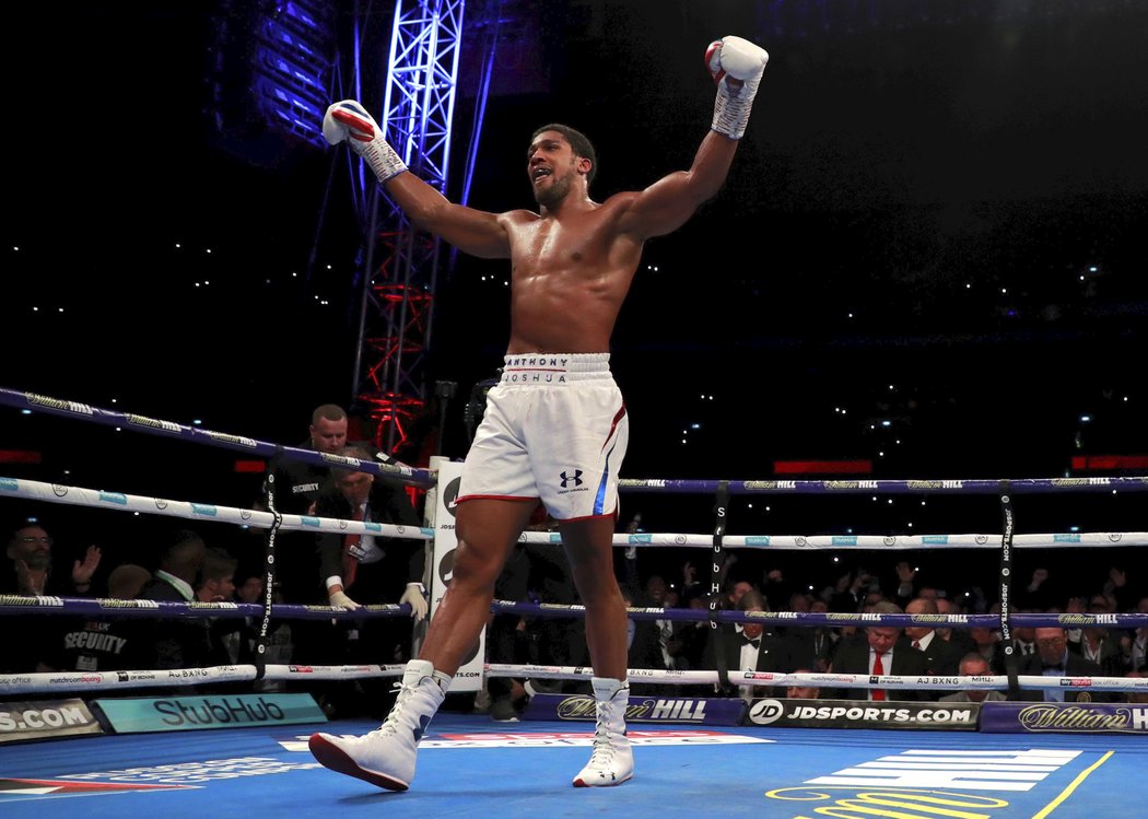 Anthony Joshua obhájil své postavení boxerského šampiona