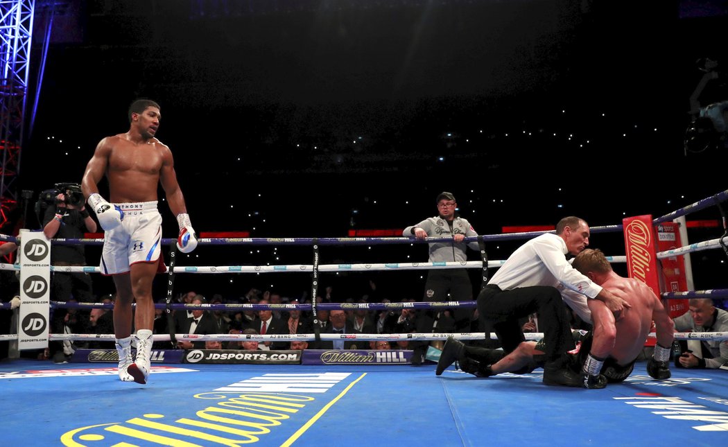 Je hotovo! Anthony Joshua srazil ruského soupeře k zemi