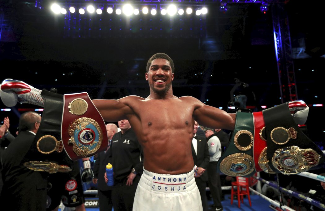 Anthony Joshua obhájil mistrovské pásy organizací WBA, WBO, IBF a IBO v těžké váze