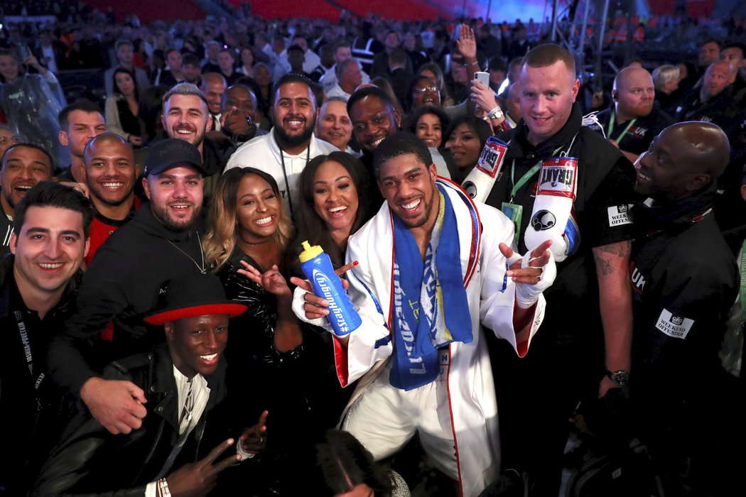 Anthony Joshua po vítězném zápase ve Wembley v obklopení žen