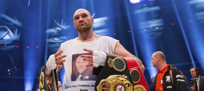 Mistrovskými pásy v těžké váze se nyní může chlubit Tyson Fury