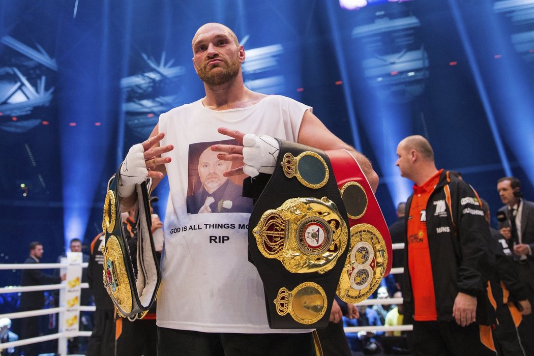 Mistrovskými pásy v těžké váze se nyní může chlubit Tyson Fury