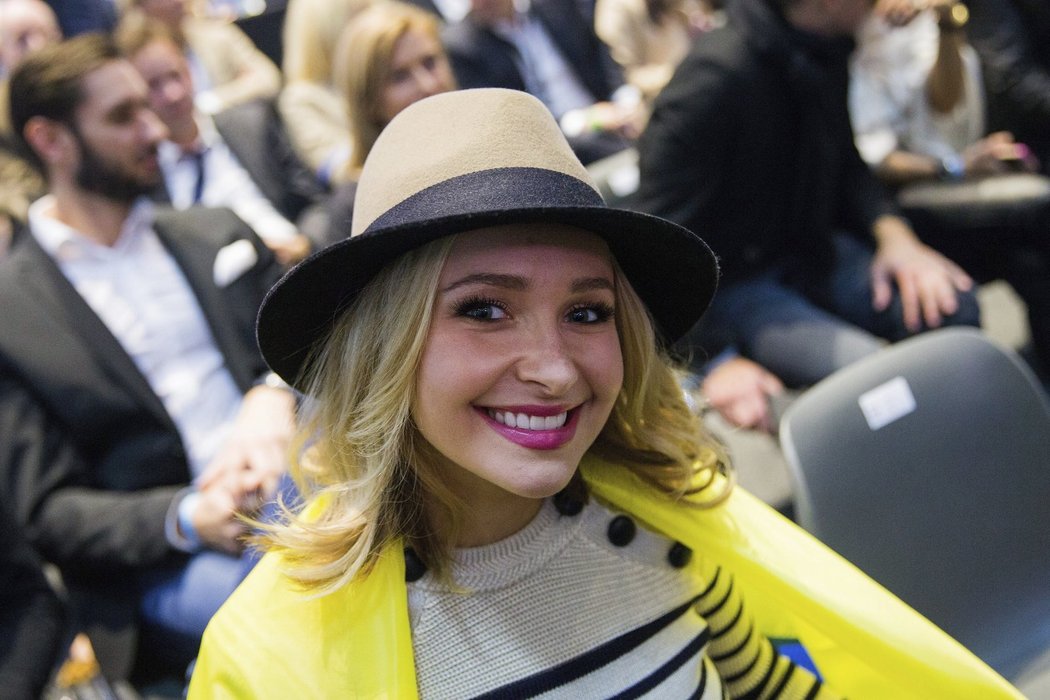 Kličkova partnerka Hayden Panettiereová měla dobrou náladu. To ale ještě bylo před zápasem.