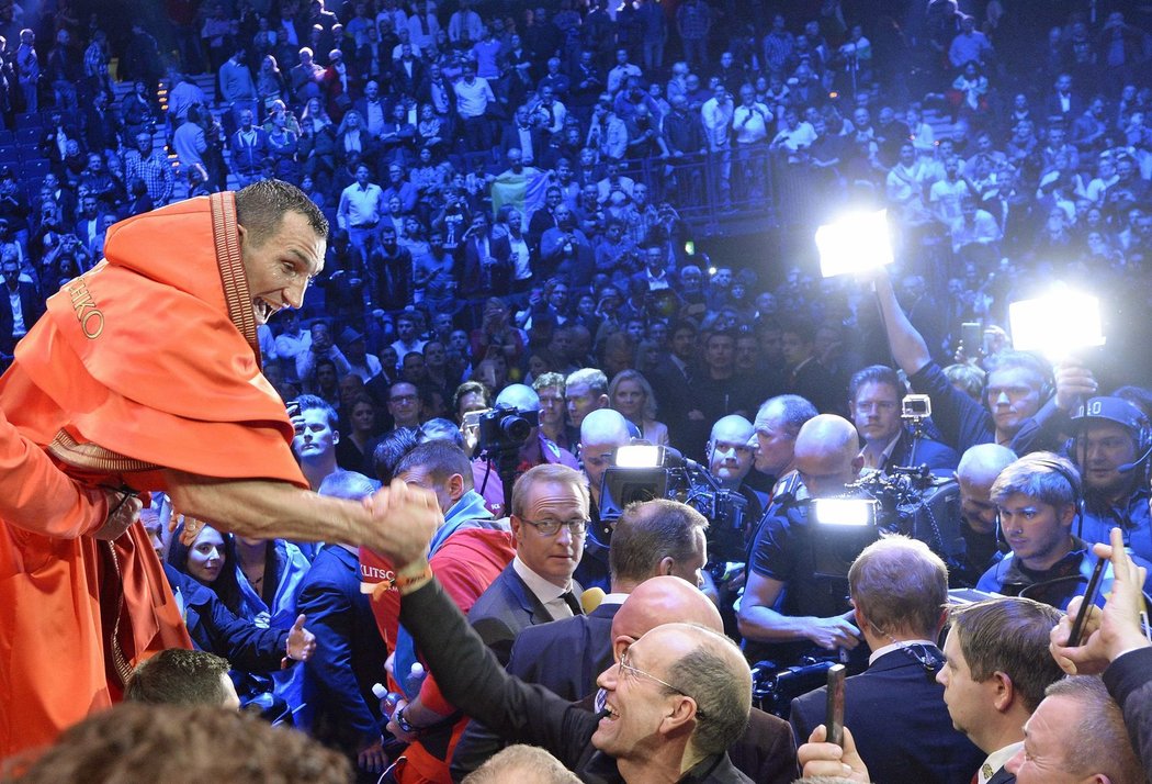 Ukrajinský boxer Vladimir Kličko slaví triumf se svými fanoušky