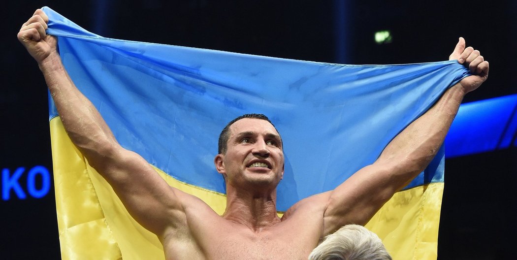 Vladimir Kličko v ringu jasně kraloval, pak slavil s ukrajinskou vlajkou