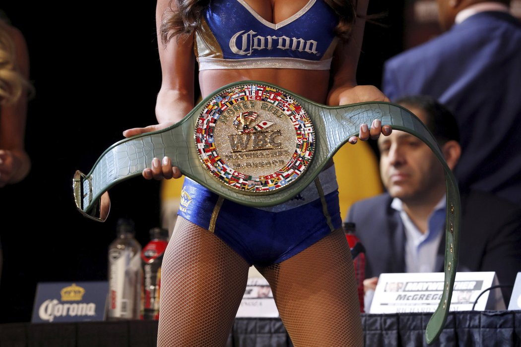 Pás pro boxérského šampiona v rukách Ring Girl.