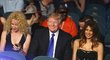 Na velké události nechyběl ani miliardář Donald Trump s manželkou Malanií (vpravo)