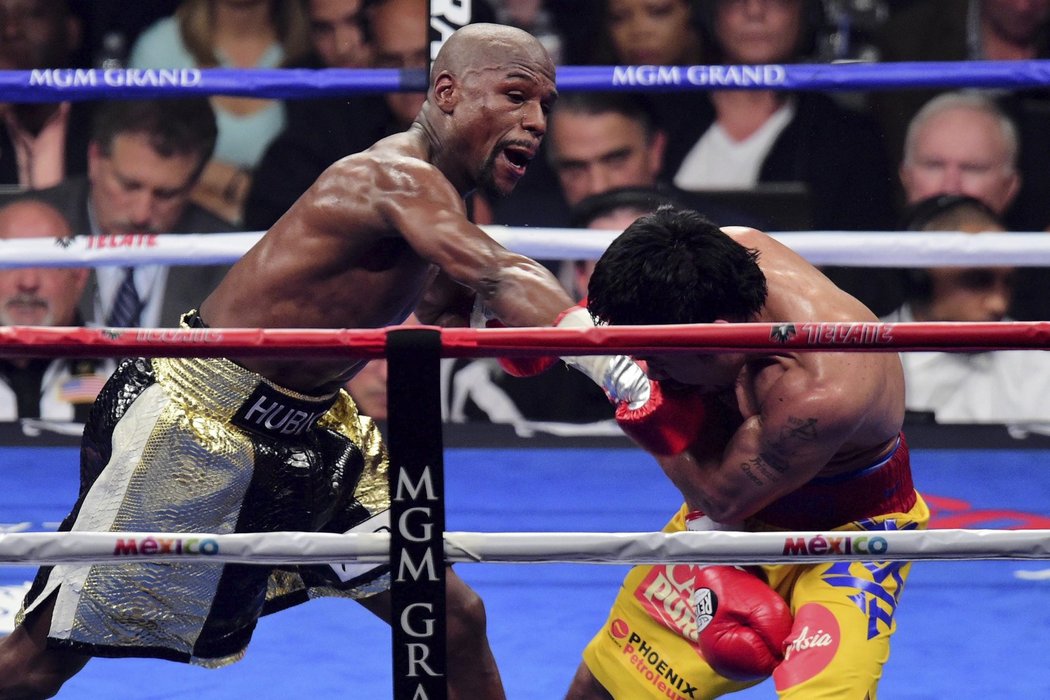 Floyd Mayweather útočí v ringu na svého soupeře