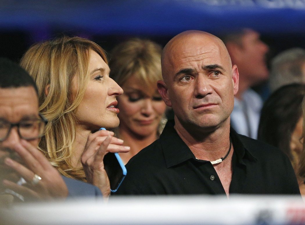 Na velké boxerské události v jeho rodném městě nemohl chybět tenista André Agassi s manželkou Steffi Grafovou