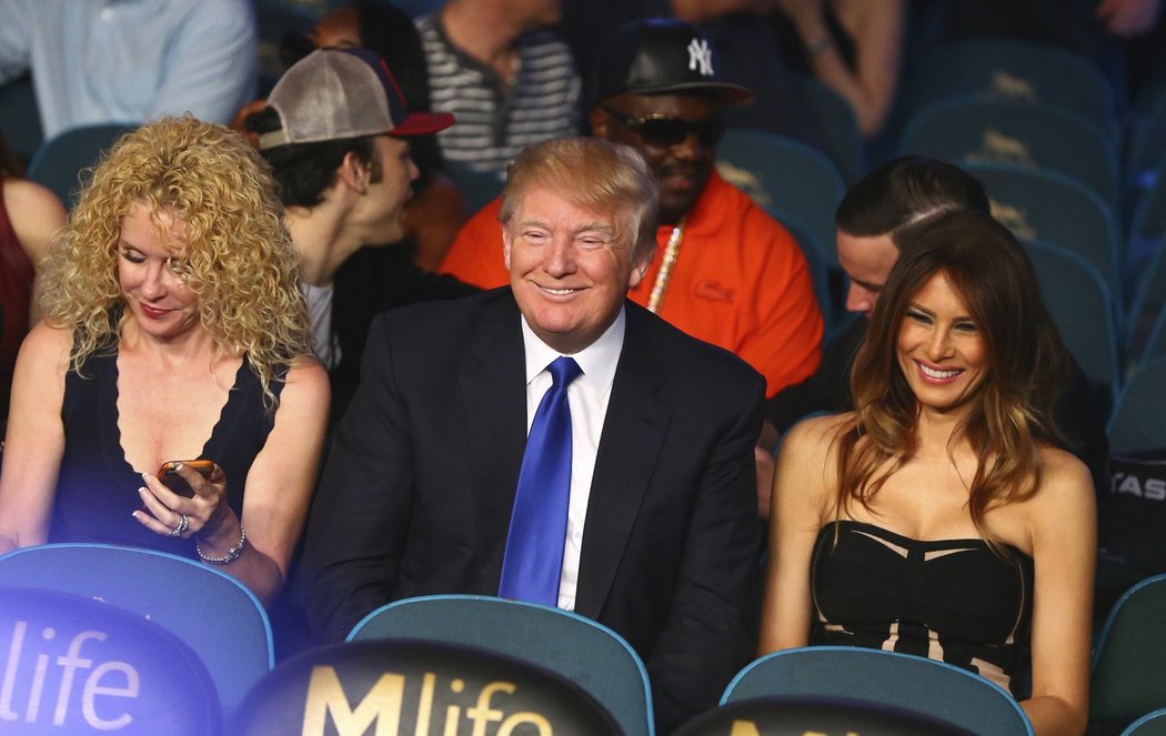 Na velké události nechyběl ani miliardář Donald Trump s manželkou Malanií (vpravo)