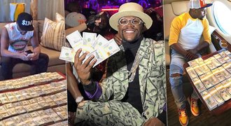 Takhle si Mayweather užívá prachy. Koupe se a spí ve stodolarovkách!