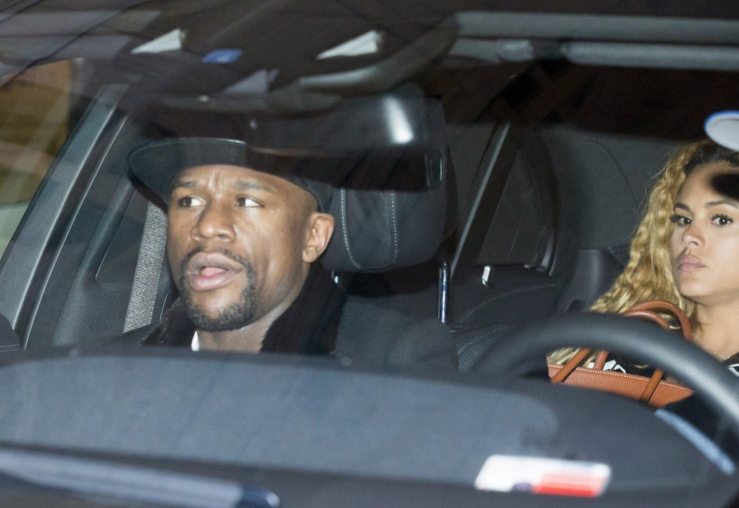 Americký boxer Floyd Mayweather na toulkách Prahou.