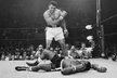 Muhammad Ali známý ještě jako Cassius Clay v roce 1965 ve vítězné pozici nad Sonnym Listonem