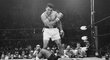 Muhammad Ali známý ještě jako Cassius Clay v roce 1965 ve vítězné pozici nad Sonnym Listonem