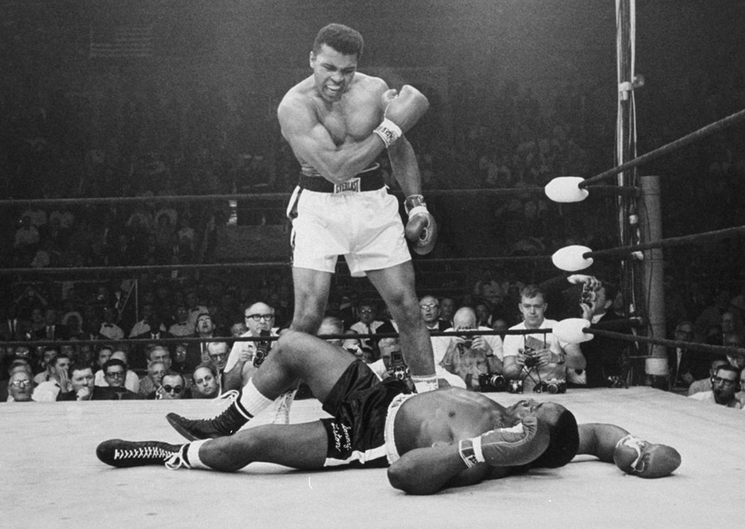 Muhammad Ali známý ještě jako Cassius Clay v roce 1965 ve vítězné pozici nad Sonnym Listonem