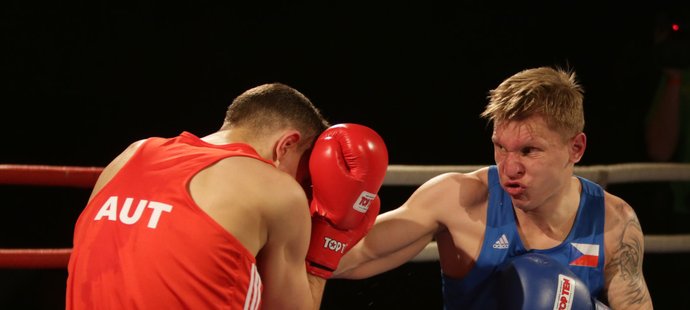 Český boxer Zdeněk Chládek zasahuje svého rakouského soupeře.