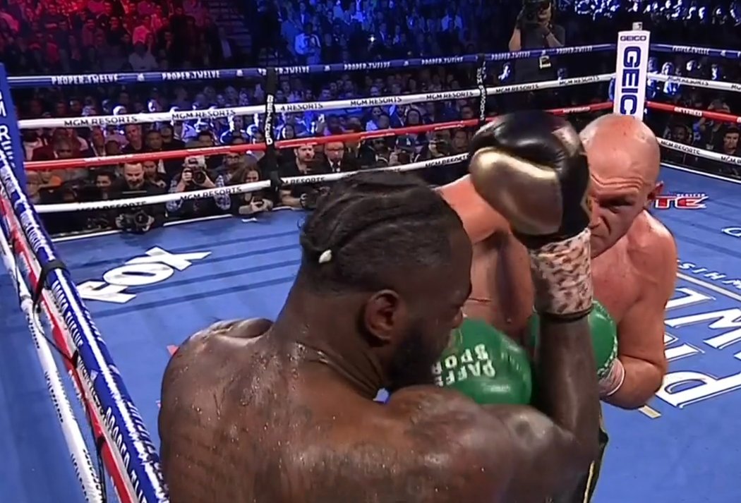 V zápase Wilder vs. Fury 2 měl celou dobu navrch britský ranař. Američanův tým nakonec vhodil v sedmém kole do ringu ručník, takže Fury vyhrál technickým knockoutem.