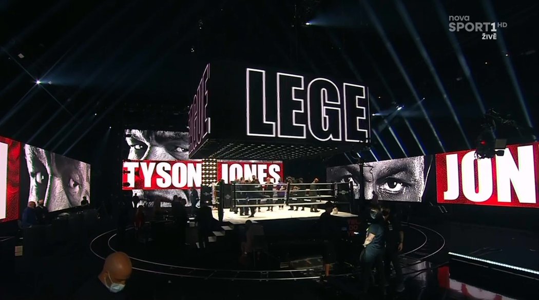 I bez diváků byl zápas Mike Tyson vs. Roy Jones Jr. pořádnou show.