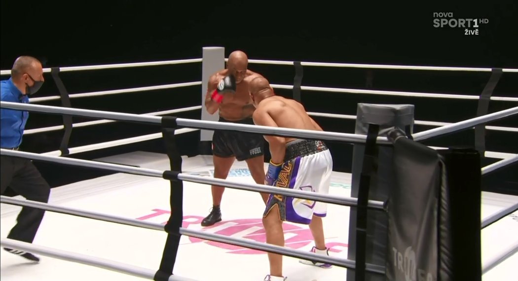 Mike Tyson a Roy Jones Jr. předvedli při svém comebacku parádní souboj.
