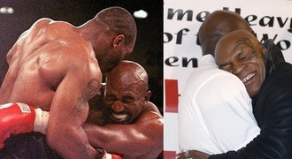 Už se nebojí o ucho! Holyfield si padl s Tysonem do náruče