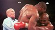 Známý moment z roku 1997. Mike Tyson se právě zakusuje do Holyfieldova ucha.