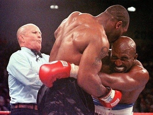 Známý moment z roku 1997. Mike Tyson se právě zakusuje do Holyfieldova ucha.