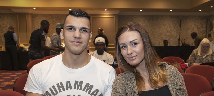 Boxer Vasil Ducár s přítelkyní Irenou v Jihoafrické republice před duelem o titul IBO