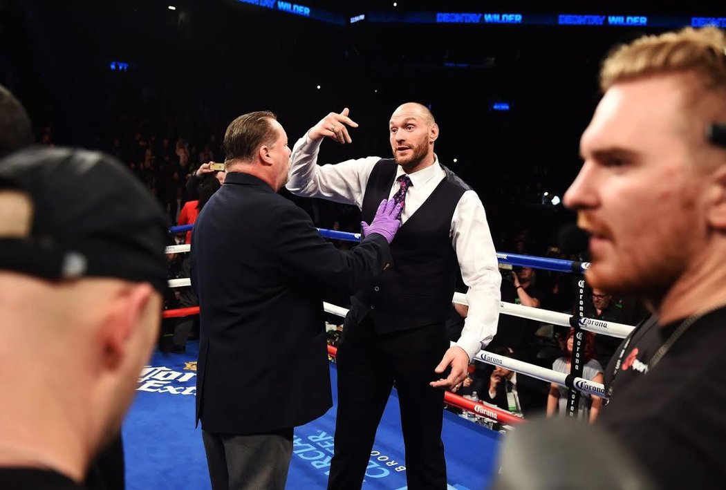 Tyson Fury vyrazil za Deontayem Wilderem přímo do ringu