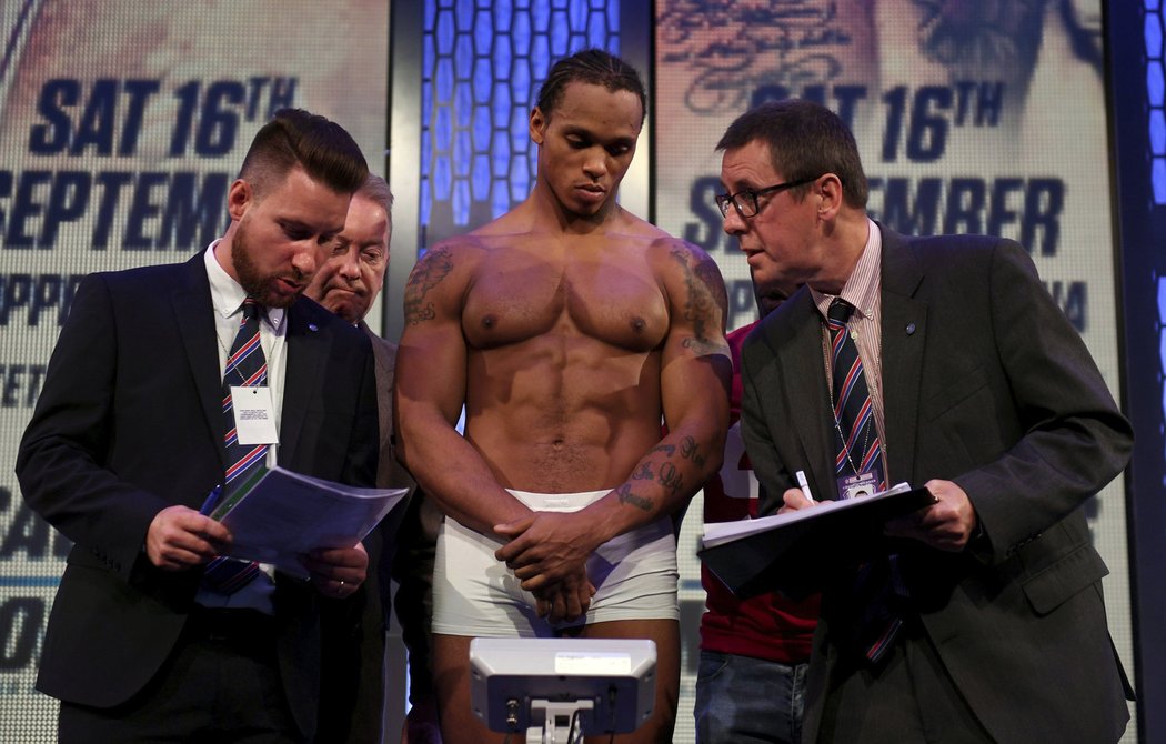 Britský boxer Anthony Yarde při vážení